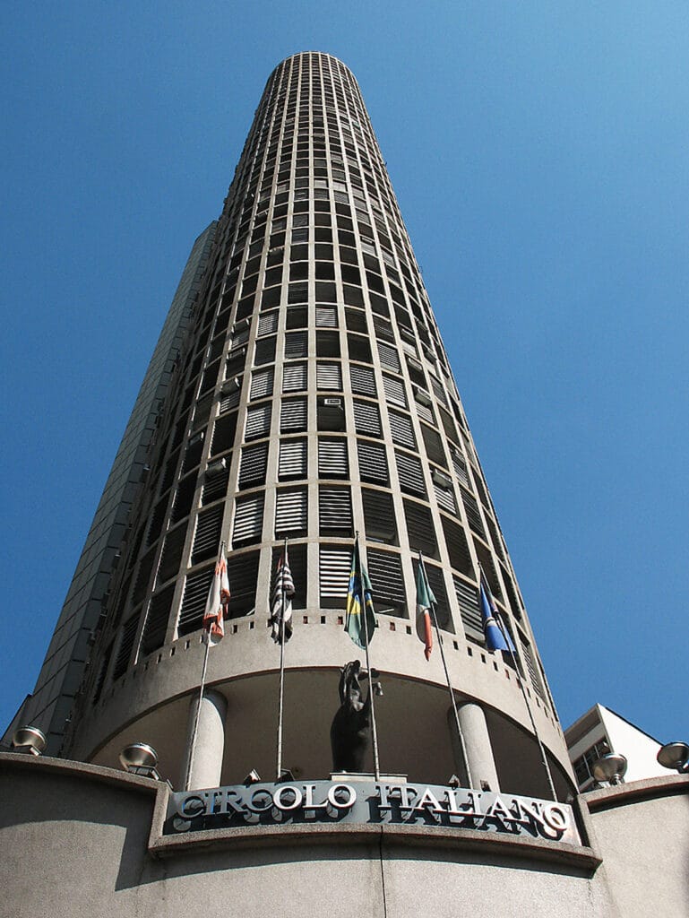 Lista: Os Top 10 Prédios Residenciais Mais Altos De São Paulo 17 Vista De Baixo Do Edifício Itália Em São Paulo, Com Fachada Curva E Bandeiras Na Entrada