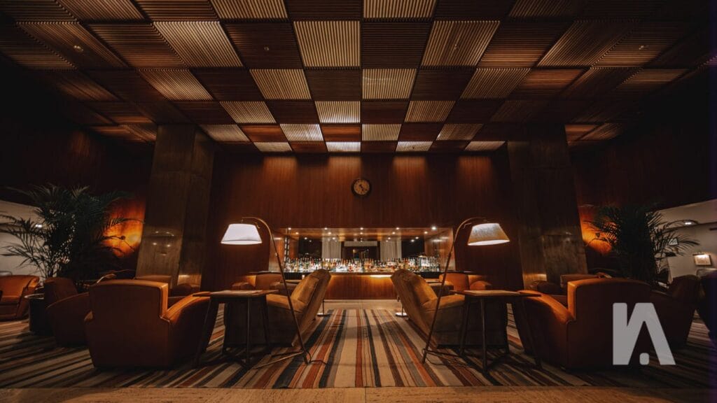 Lounge Sofisticado Do Hotel Fasano São Paulo Com Móveis De Couro E Bar Iluminado.