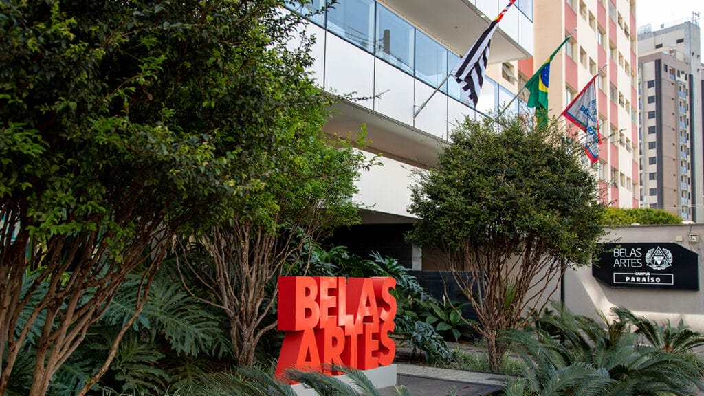 Entrada Da Universidade Belas Artes Com Estudantes Circulando, Destacando A Arquitetura Contemporânea Do Edifício