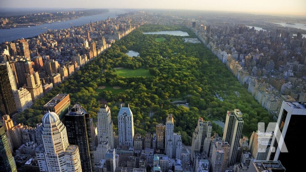 Imagem Aérea Do Central Park Em Nova York Cercado Por Edifícios Residenciais De Alto Padrão E Arranha-Céus